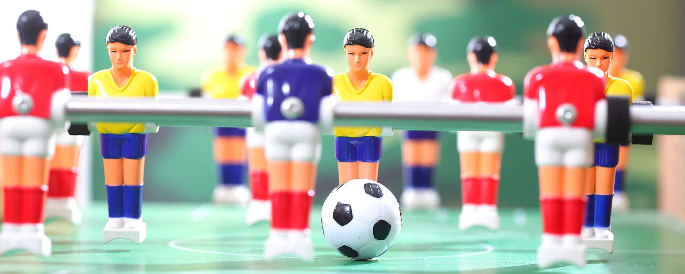 Zwei Personen spielen Kicker im Rahmen des Karriere Kick Potsdam